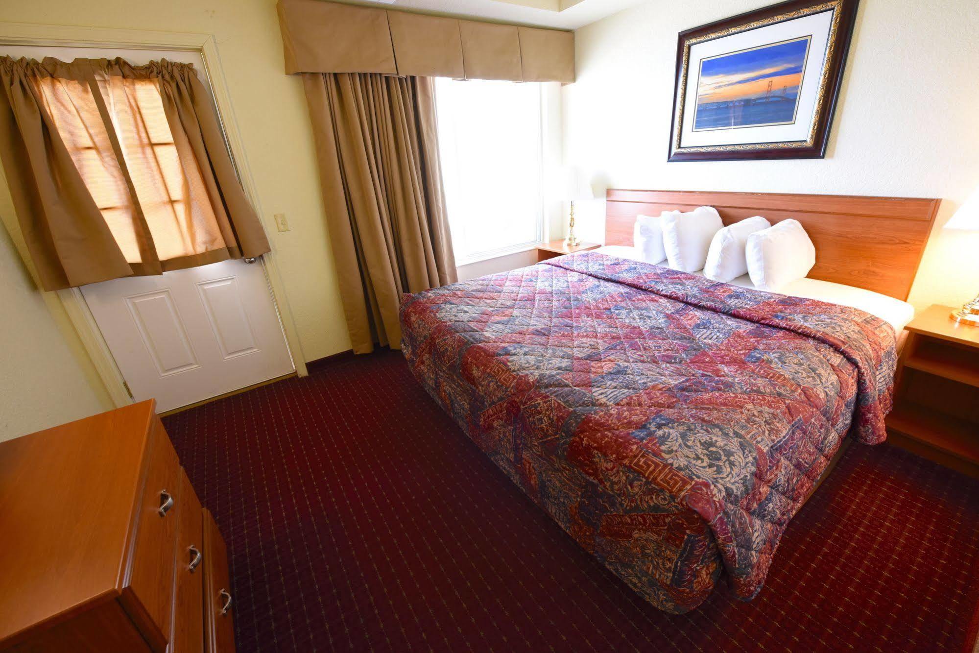 Mackinaw Beach And Bay Inn & Suites Mackinaw City Extérieur photo
