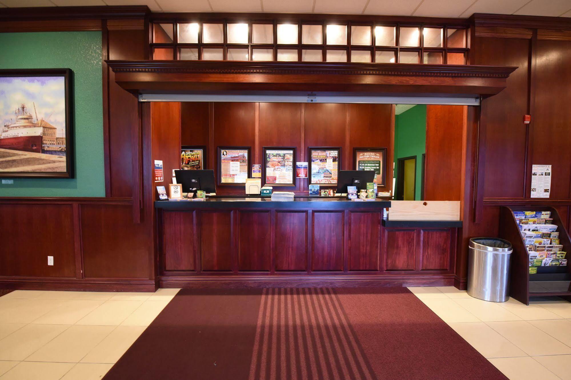 Mackinaw Beach And Bay Inn & Suites Mackinaw City Extérieur photo